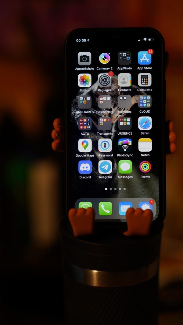 玩美 App 主界面在竖屏手机中展示调色板与实时预览，紫粉渐变光线落在屏幕上，桌面有绿植与一杯咖啡